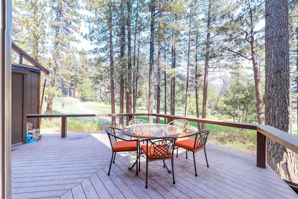 Family-friendly three-story townhouse with a furnished deck - close to the lake House in Incline Village