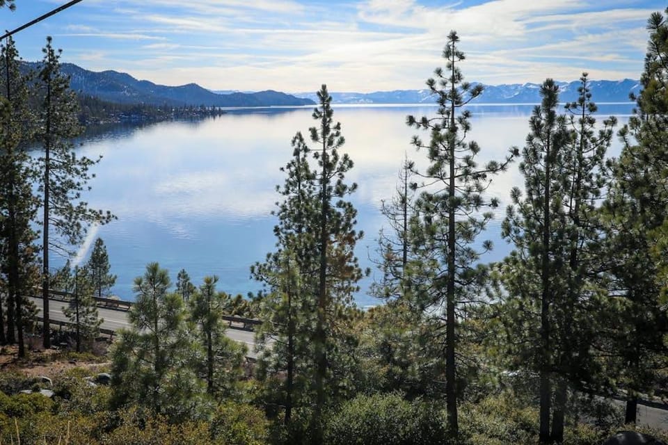 Charming & classic condo with WiFi gas fireplace full kitchen & deck House in Incline Village