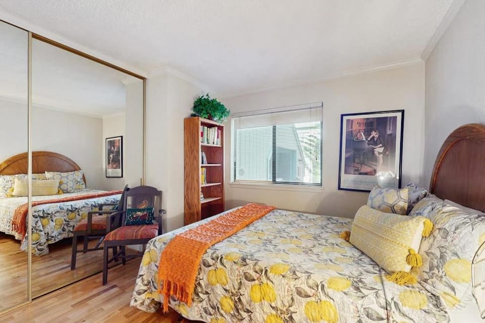 Charming & classic condo with WiFi gas fireplace full kitchen & deck House in Incline Village