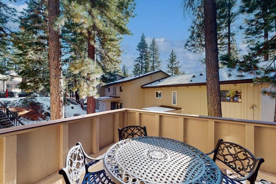 Charming condo with high-speed WiFi pellet stove pool & games House in Incline Village