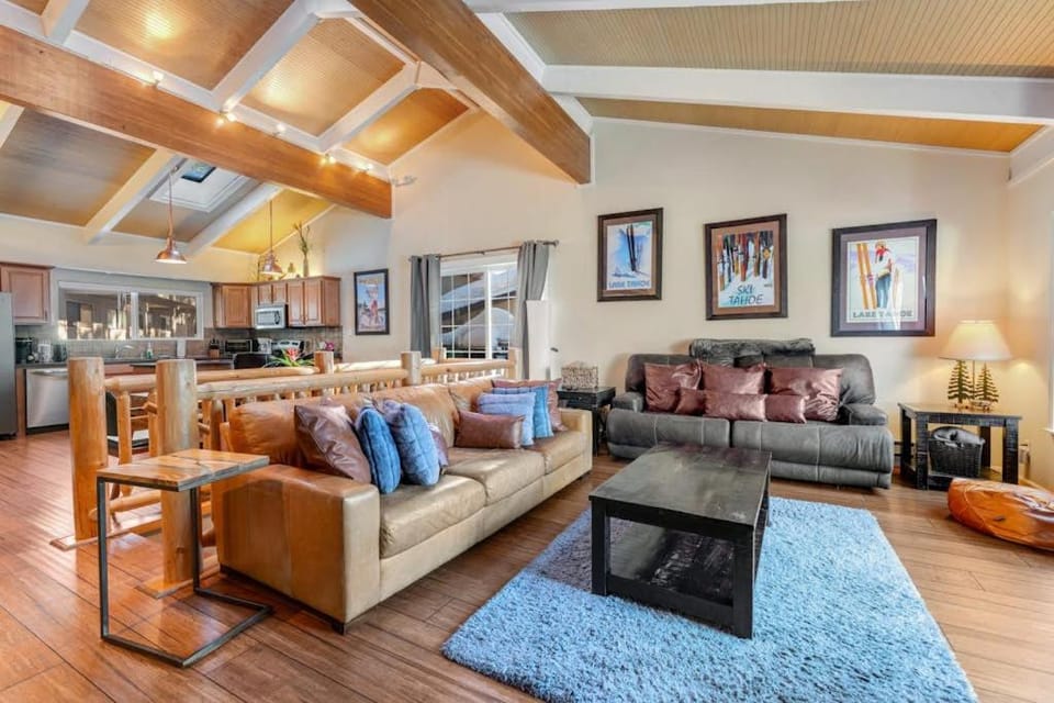 Dog-friendly mountain getaway near skiing & lake with water views & private balcony House in Incline Village
