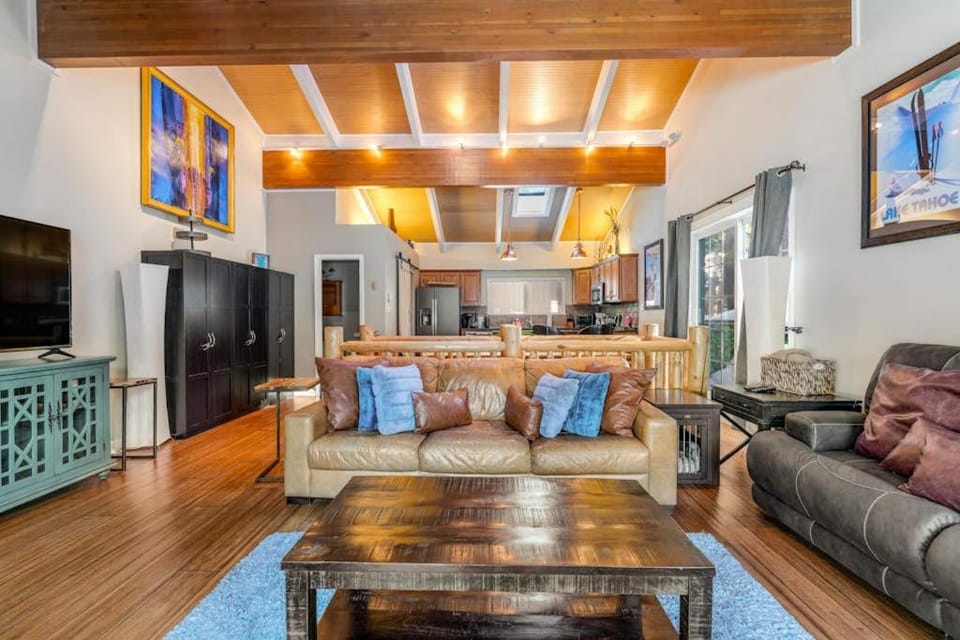 Dog-friendly mountain getaway near skiing & lake with water views & private balcony House in Incline Village