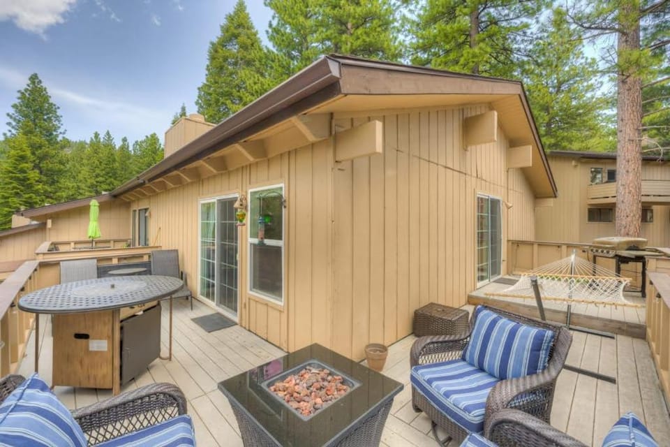 Dog-friendly mountain getaway near skiing & lake with water views & private balcony House in Incline Village