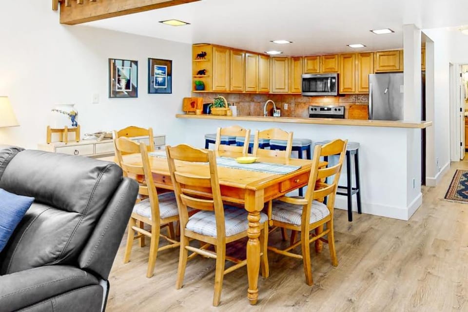 Two-Level Condo with Shared Outdoor Pool Free WiFi Fireplace & washer&dryer House in Incline Village
