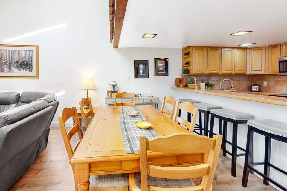 Two-Level Condo with Shared Outdoor Pool Free WiFi Fireplace & washer&dryer House in Incline Village