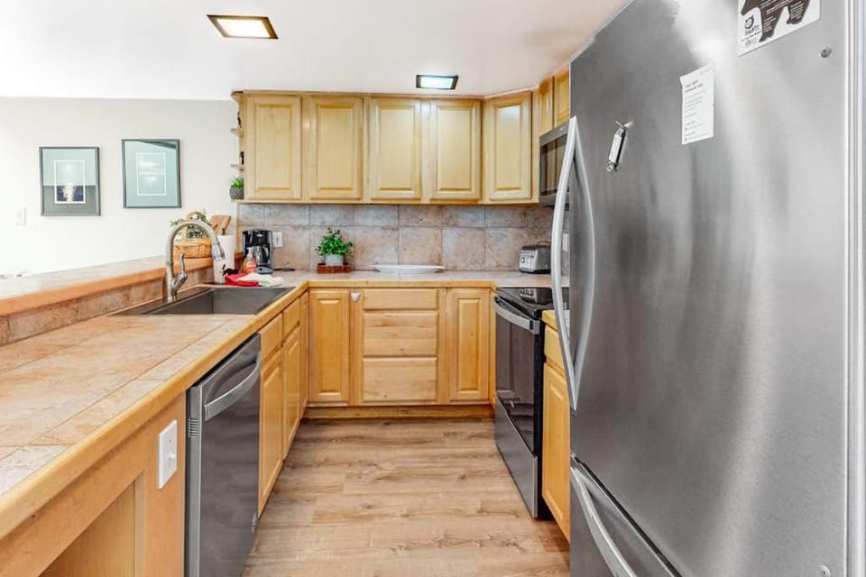 Two-Level Condo with Shared Outdoor Pool Free WiFi Fireplace & washer&dryer House in Incline Village