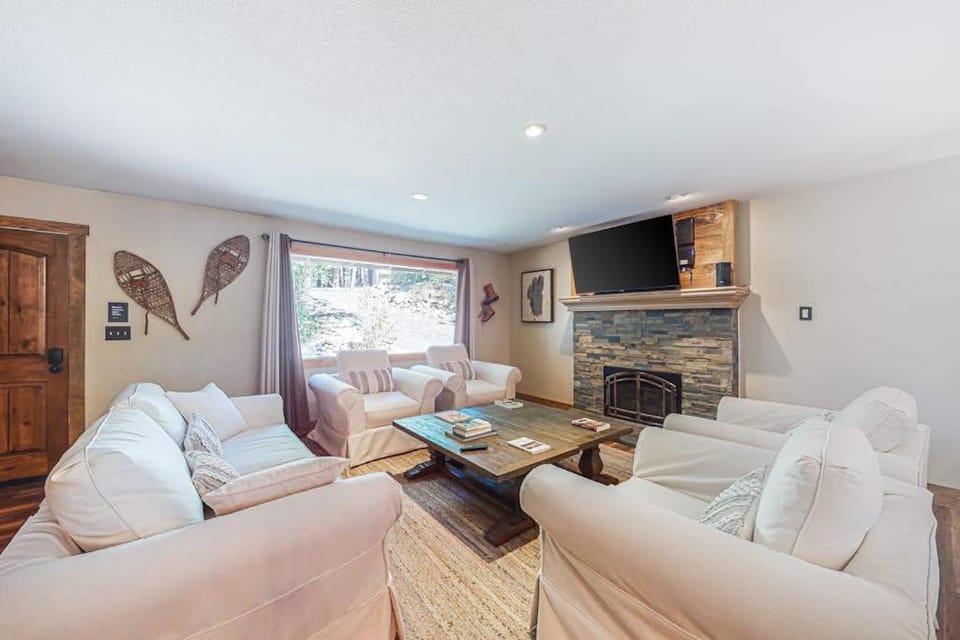 Luxurious Tahoe gem with furnished deck overlooking stream House in Incline Village