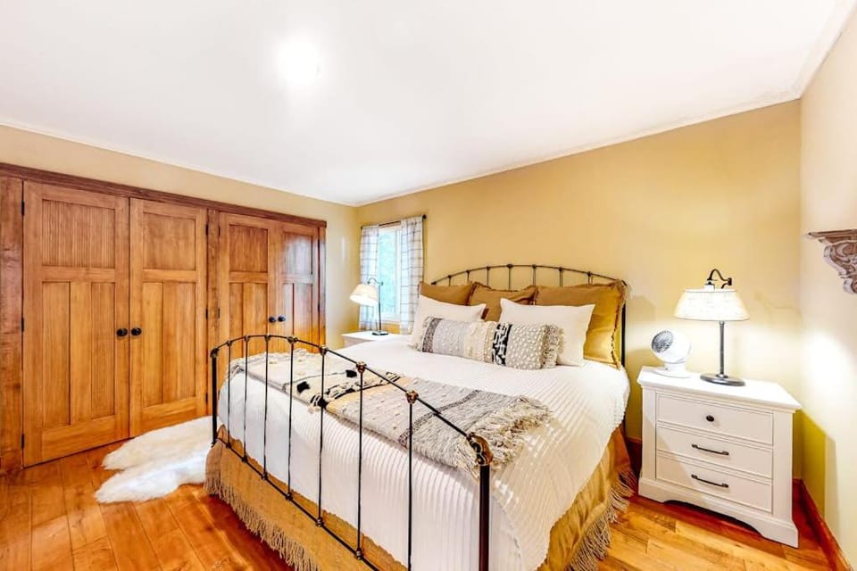 Luxurious Tahoe gem with furnished deck overlooking stream House in Incline Village