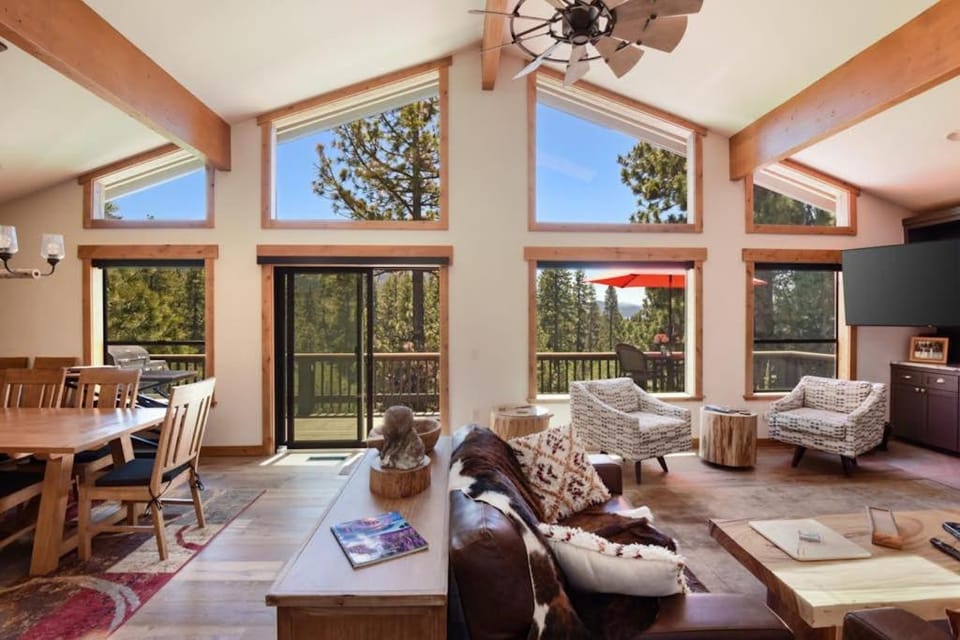 Golf-course home with great view 2 fireplaces deck & walkable location House in Incline Village