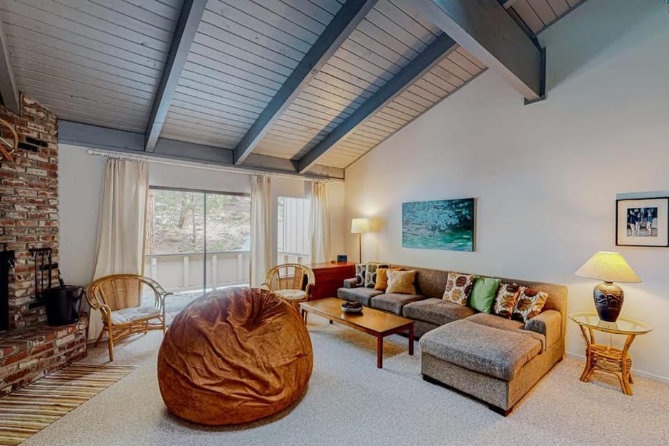 Dog-friendly condo with pool access fireplace private washer&dryer & wet bar Apartment in Incline Village