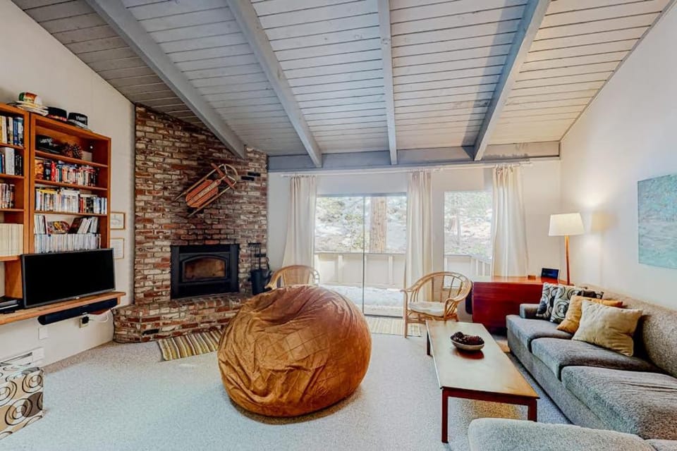 Dog-friendly condo with pool access fireplace private washer&dryer & wet bar Apartment in Incline Village