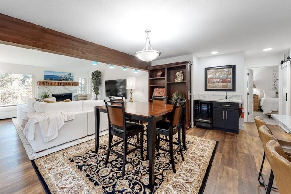 Renovated 2nd-floor condo with deck grill fireplace W&D & free WiFi House in Incline Village