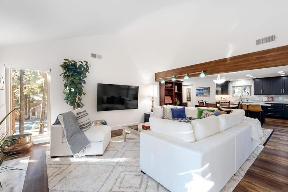 Renovated 2nd-floor condo with deck grill fireplace W&D & free WiFi House in Incline Village