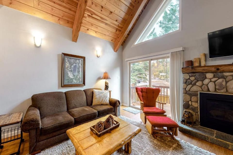 Two-Story Townhouse with an Updated Kitchen Grill & Free WiFi - Walk to Lake House in Incline Village