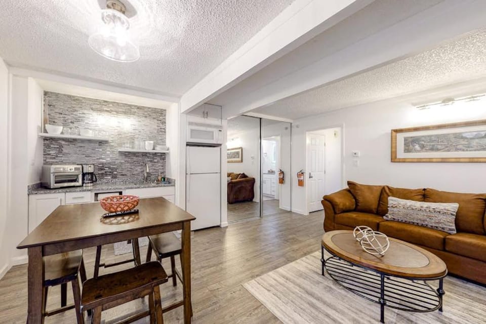 Two-Story Townhouse with an Updated Kitchen Grill & Free WiFi - Walk to Lake House in Incline Village