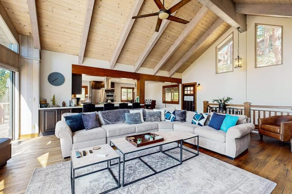 Amazing woodland home with private hot tub fireplace & serene lake view deck House in Incline Village