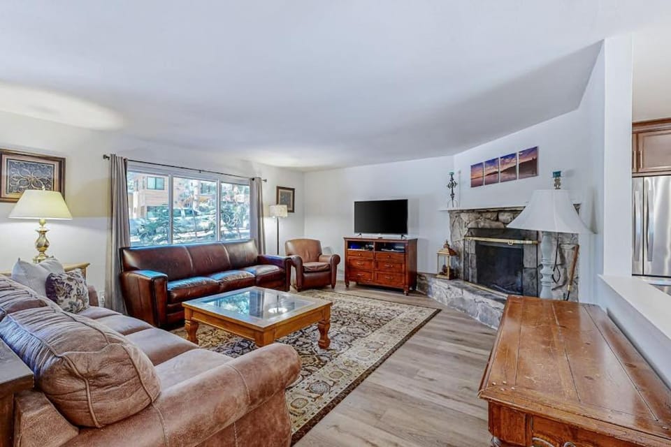 Quiet mountain home with game room & fireplace - near scenic trails & ski slopes House in Incline Village