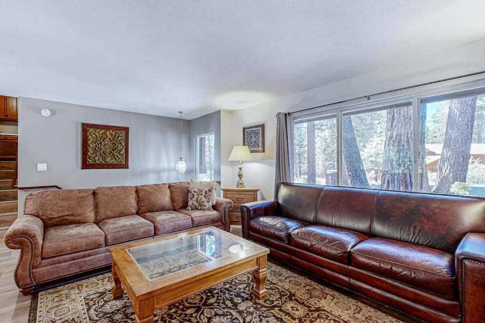 Quiet mountain home with game room & fireplace - near scenic trails & ski slopes House in Incline Village