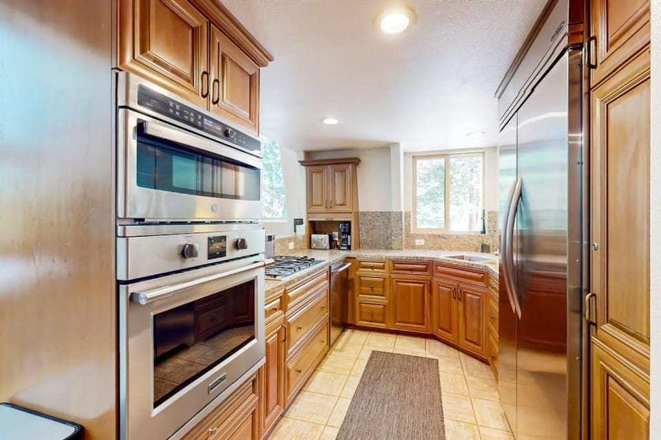 Lake Getaway with trail access forest view deck 2 fireplaces & amenities House in Incline Village