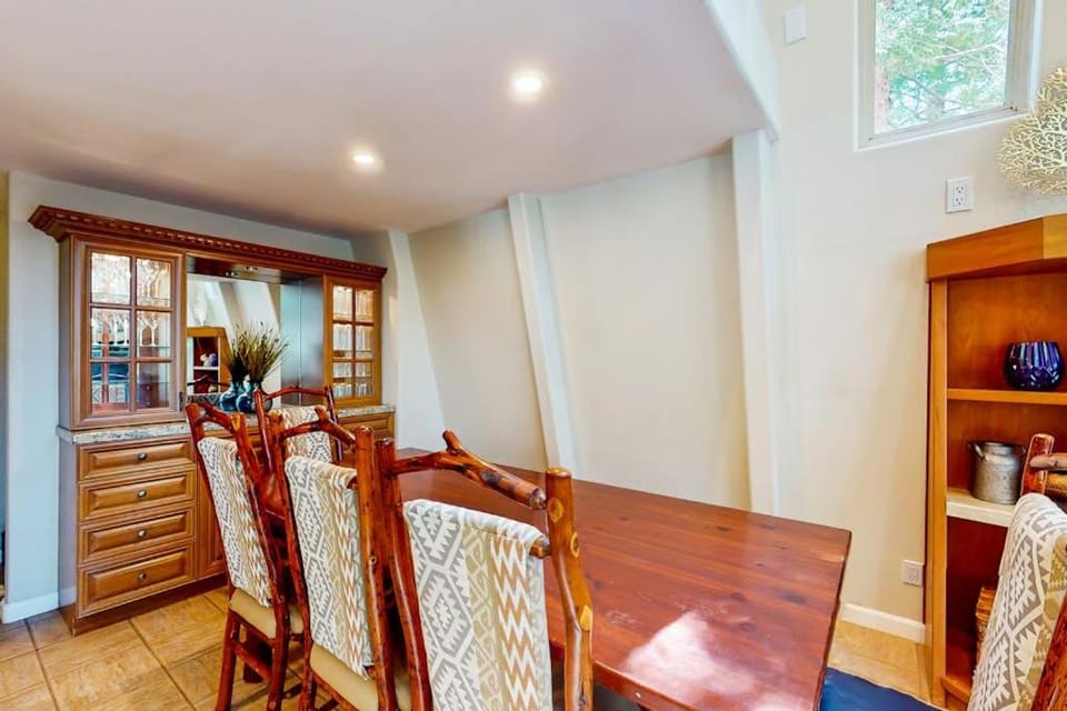 Lake Getaway with trail access forest view deck 2 fireplaces & amenities House in Incline Village