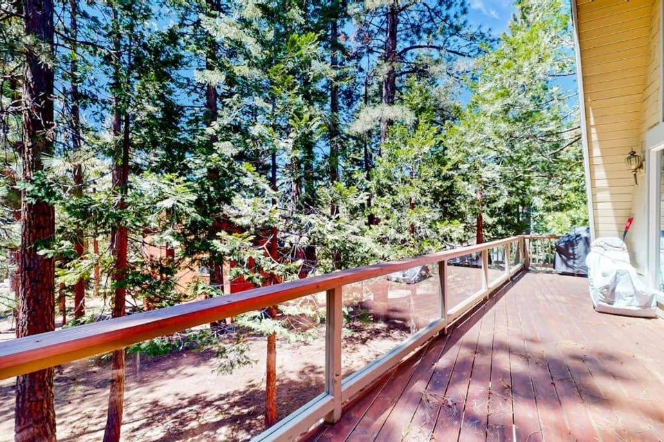 Lake Getaway with trail access forest view deck 2 fireplaces & amenities House in Incline Village