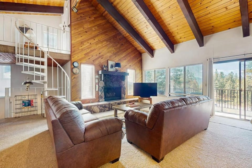 Kingsbury Grade home with fireplace & easy access to beaches & skiing sleeps 6 House in Kingsbury