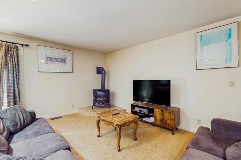 Single-level home with fireplace deck grill & washer&dryer sleeps 10 House in Round Hill Village