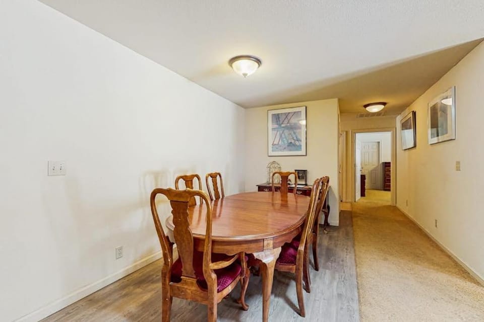 Single-level home with fireplace deck grill & washer&dryer sleeps 10 House in Round Hill Village