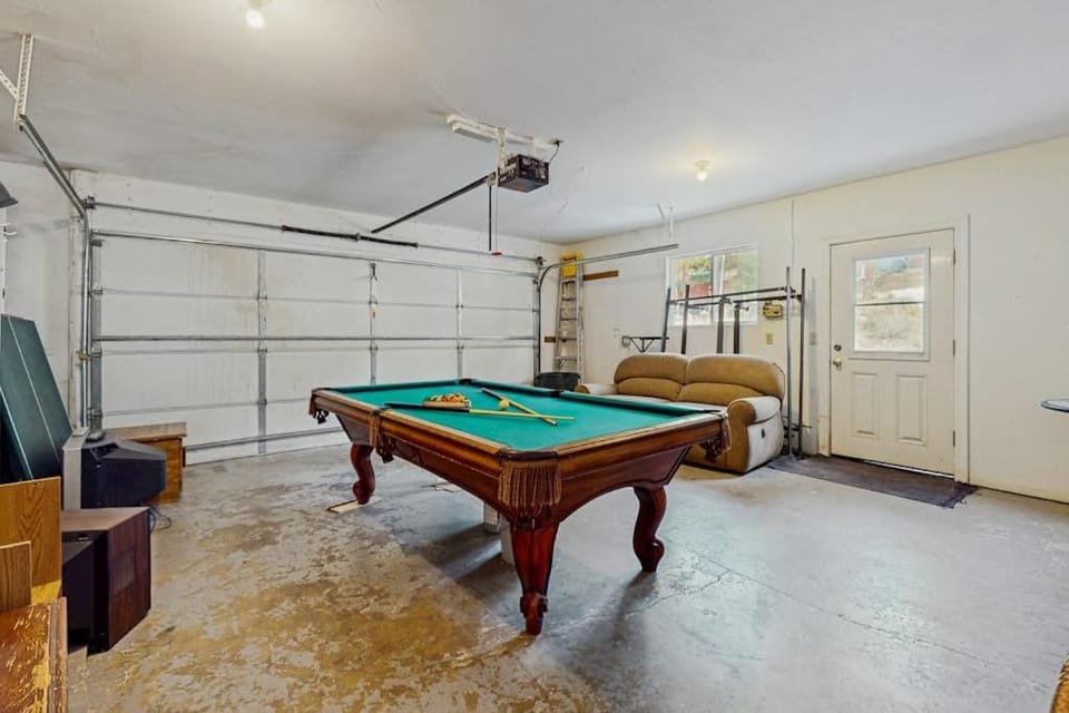 Single-level home with fireplace deck grill & washer&dryer sleeps 10 House in Round Hill Village