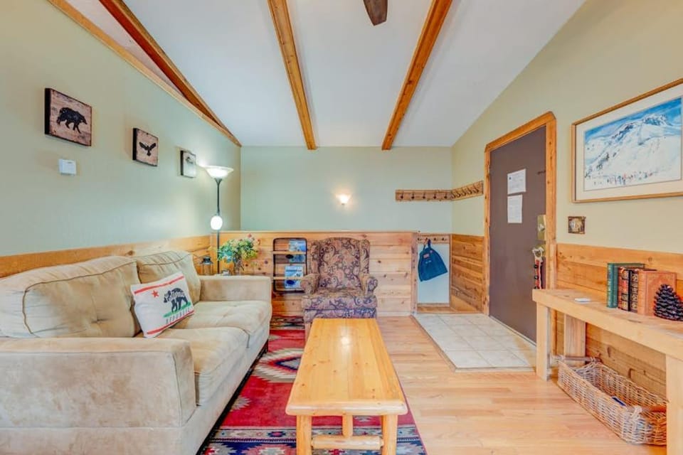 Charming cabin a mile from Heavenly's Boulder Lodge Cabin in Kingsbury