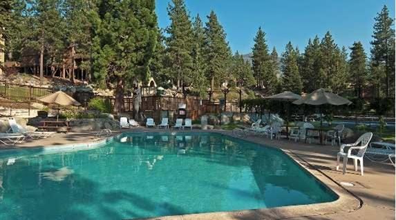 Spacious townhouse with shared hot tub & pool sleeps 6 House in Round Hill Village