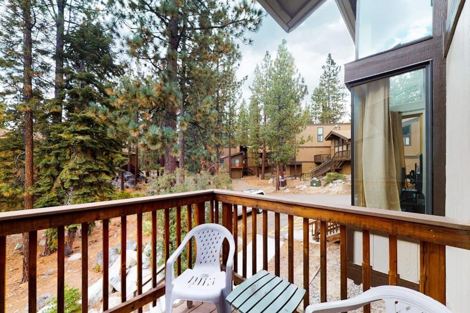 Spacious townhouse with shared hot tub & pool sleeps 6 House in Round Hill Village