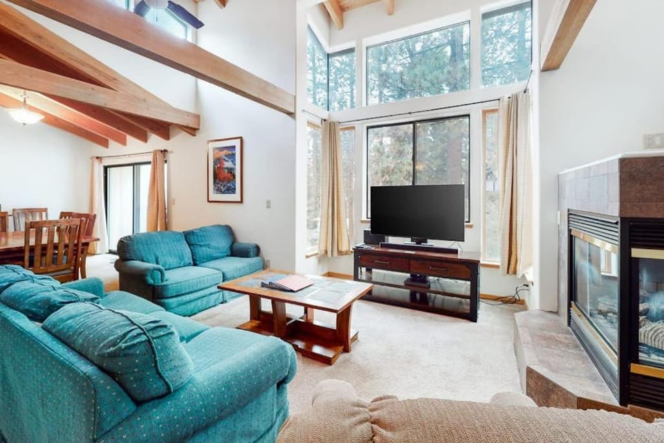 Spacious townhouse with shared hot tub & pool sleeps 6 House in Round Hill Village