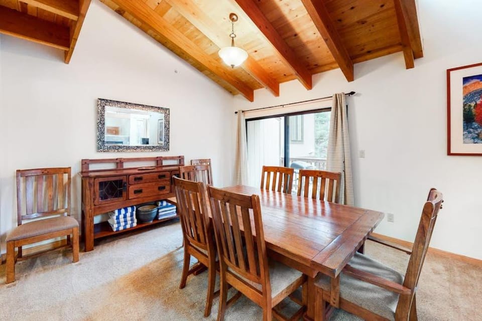 Spacious townhouse with shared hot tub & pool sleeps 6 House in Round Hill Village