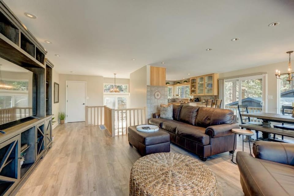 Lake-view home near casinos golf slopes with hot tub & 2-car garage sleeps 8 House in Round Hill Village