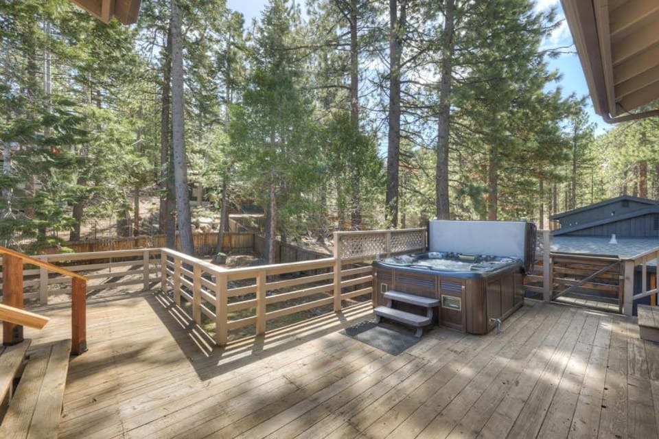 Lake-view home near casinos golf slopes with hot tub & 2-car garage sleeps 8 House in Round Hill Village