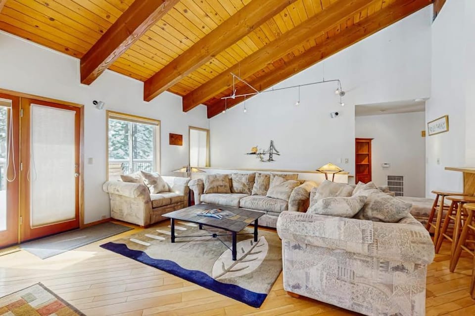 Family-friendly home with mountain views pool table fireplace & spacious deck House in Round Hill Village