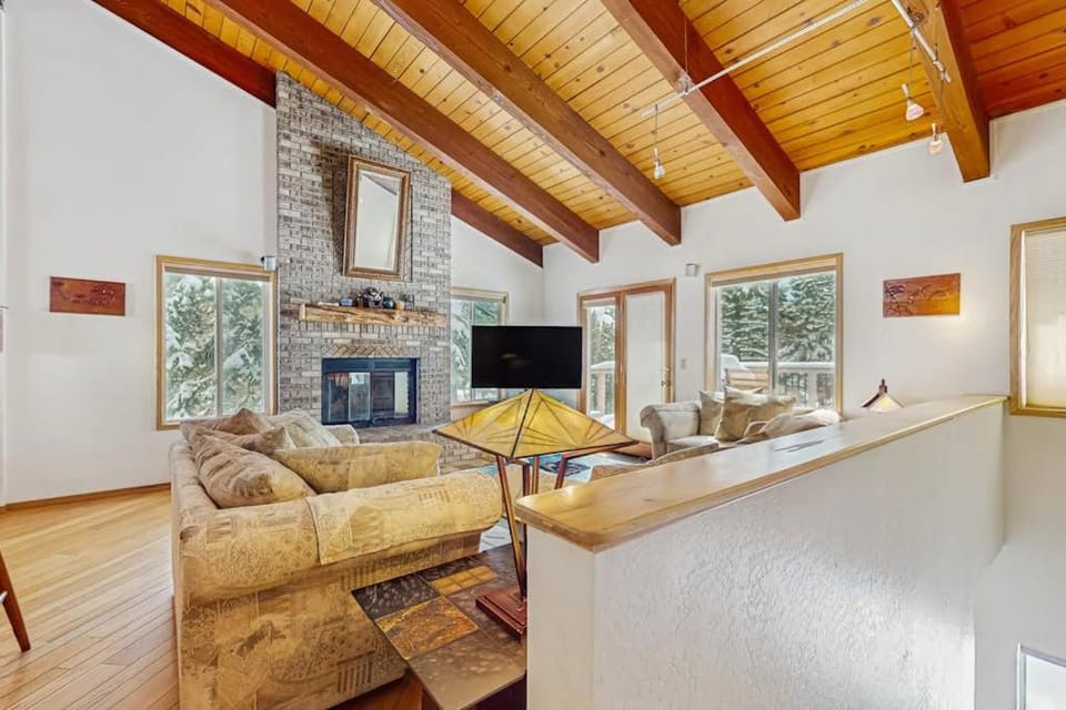 Family-friendly home with mountain views pool table fireplace & spacious deck House in Round Hill Village