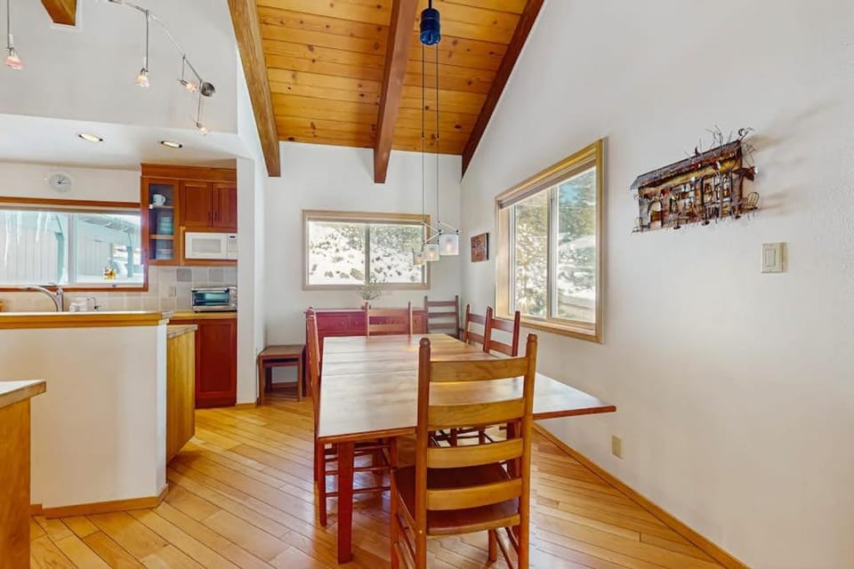 Family-friendly home with mountain views pool table fireplace & spacious deck House in Round Hill Village