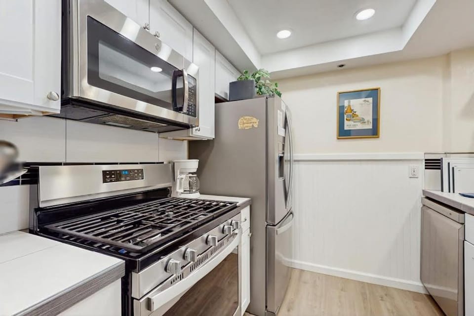 Updated Condo with Lake Views Heated Floors Soaking Tub Pool & Spa Access House in Kingsbury
