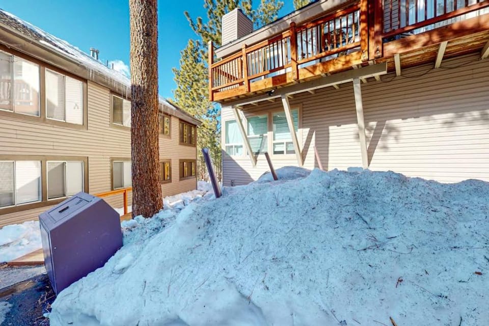 Condo near Lake Tahoe with pool hot tub grill & wood fireplace - sleeps 6 House in Round Hill Village