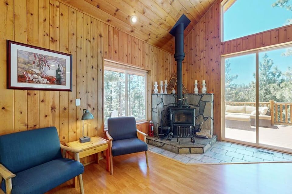 Stateline Chalet - 5BR Panoramic Mountain Views Dipping Pool & Dry Sauna House in Round Hill Village