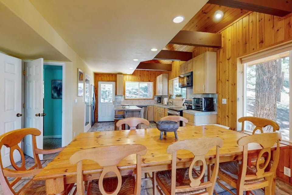 Stateline Chalet - 5BR Panoramic Mountain Views Dipping Pool & Dry Sauna House in Round Hill Village