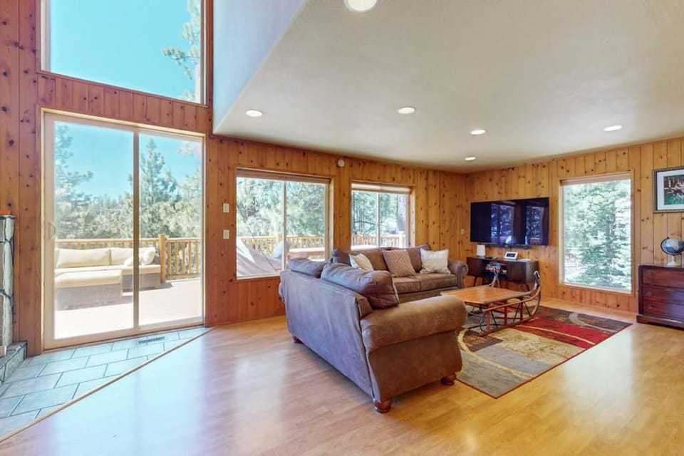 Stateline Chalet - 5BR Panoramic Mountain Views Dipping Pool & Dry Sauna House in Round Hill Village