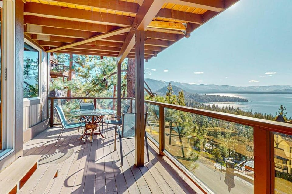 Luxury home with game room sauna and stunning lake views House in Marla Bay