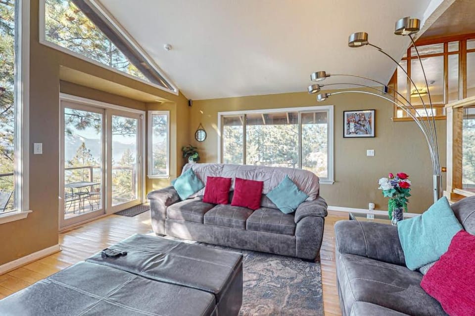 Luxury home with game room sauna and stunning lake views House in Marla Bay