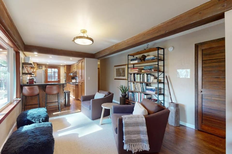 Beautiful home near the lake & slopes with private hot tub pool table & WiFi House in Round Hill Village