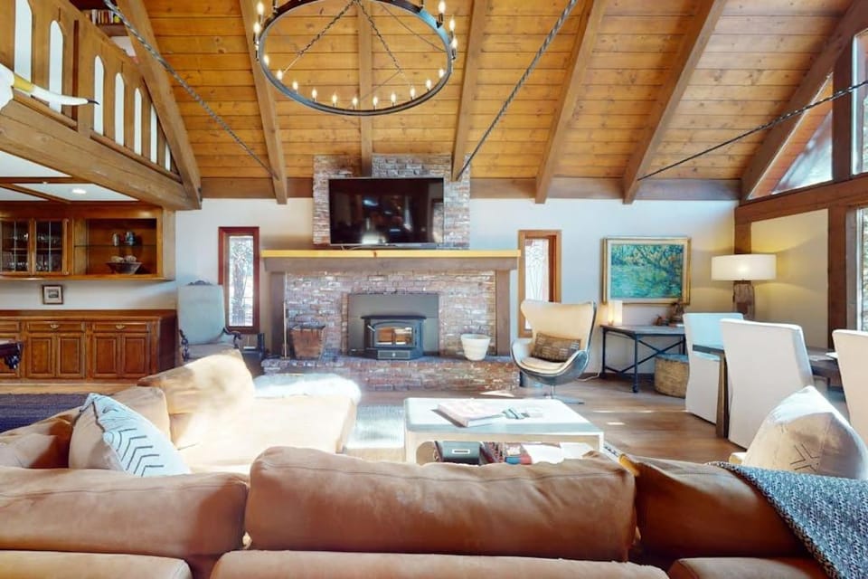 Beautiful home near the lake & slopes with private hot tub pool table & WiFi House in Round Hill Village