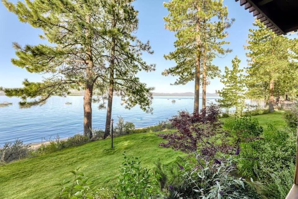 Lakefront getaway with Private beach access & balcony sleeps 6 House in Marla Bay