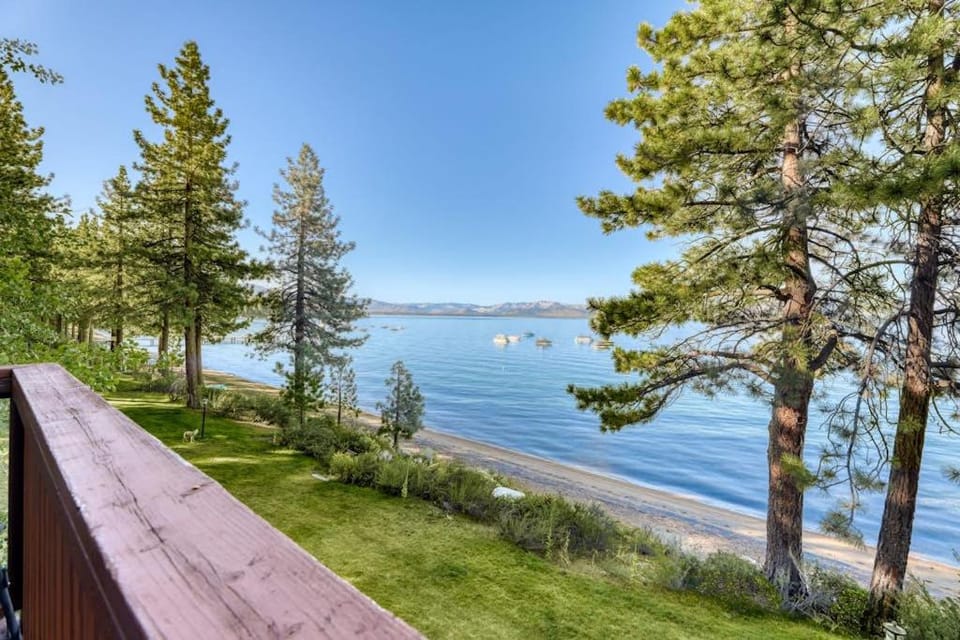 Lakefront getaway with Private beach access & balcony sleeps 6 House in Marla Bay